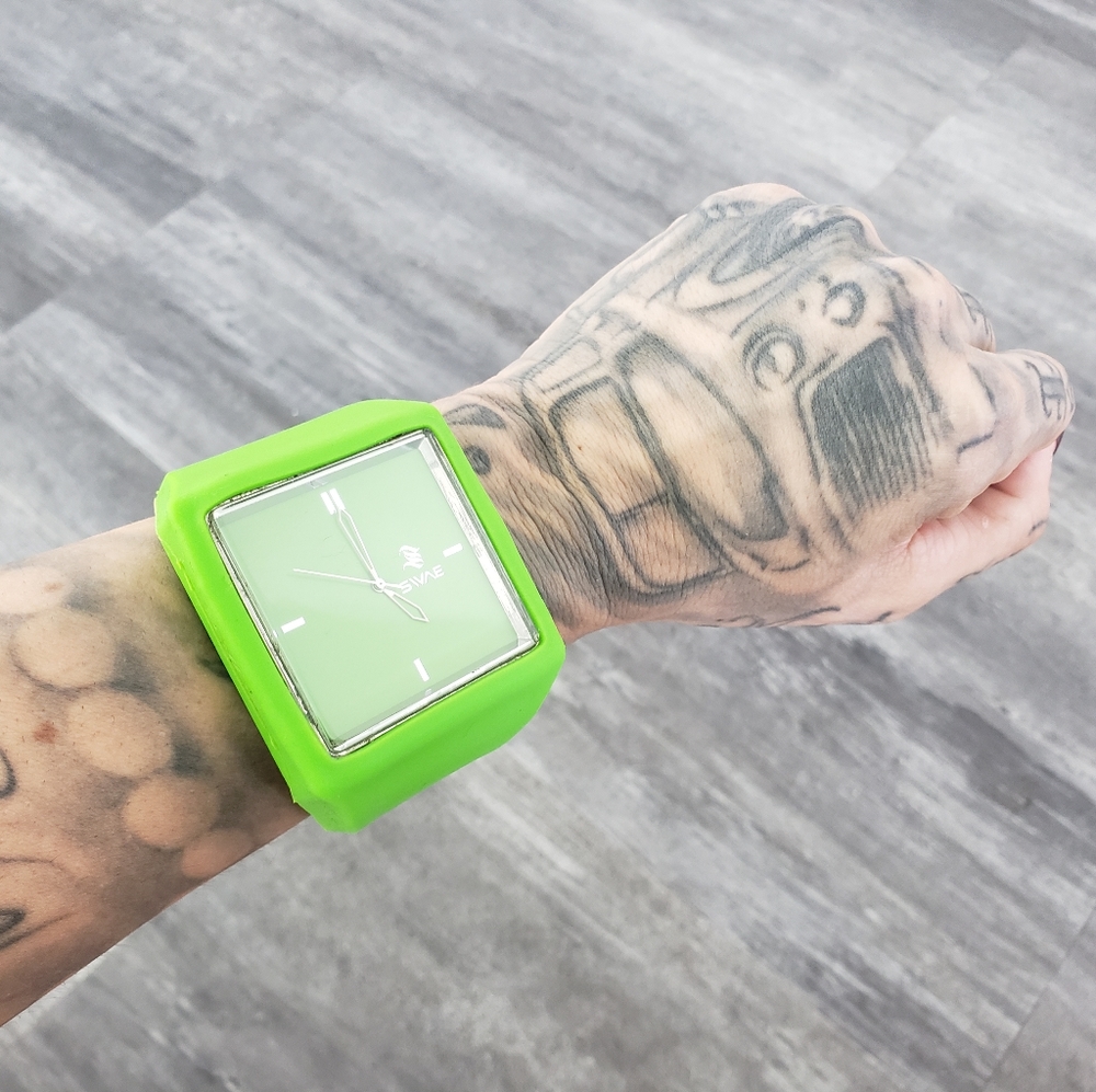 Green SWAE Interchangeable Silicone Watch - Picture 4 of 5